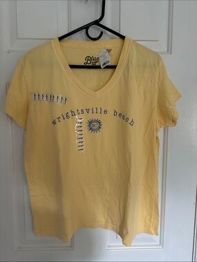 Butter Yellow Wrightsville Beach V-Neck Tee Size Large